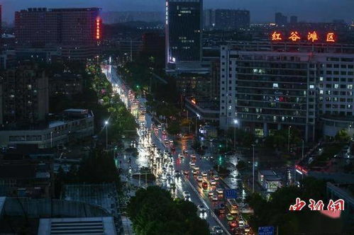 江西南昌迎來(lái)強(qiáng)對(duì)流天氣 恰逢晚高峰車輛通行緩慢