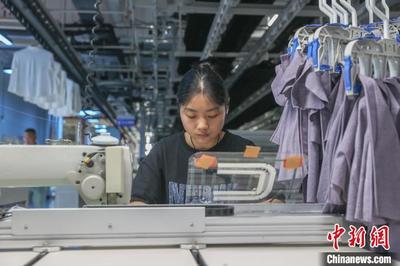 江西南昌 針織服裝企業趕制出口訂單忙